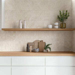 Revestimiento cerámico beige tipo piedra en cocina con estantes y encimera de madera
