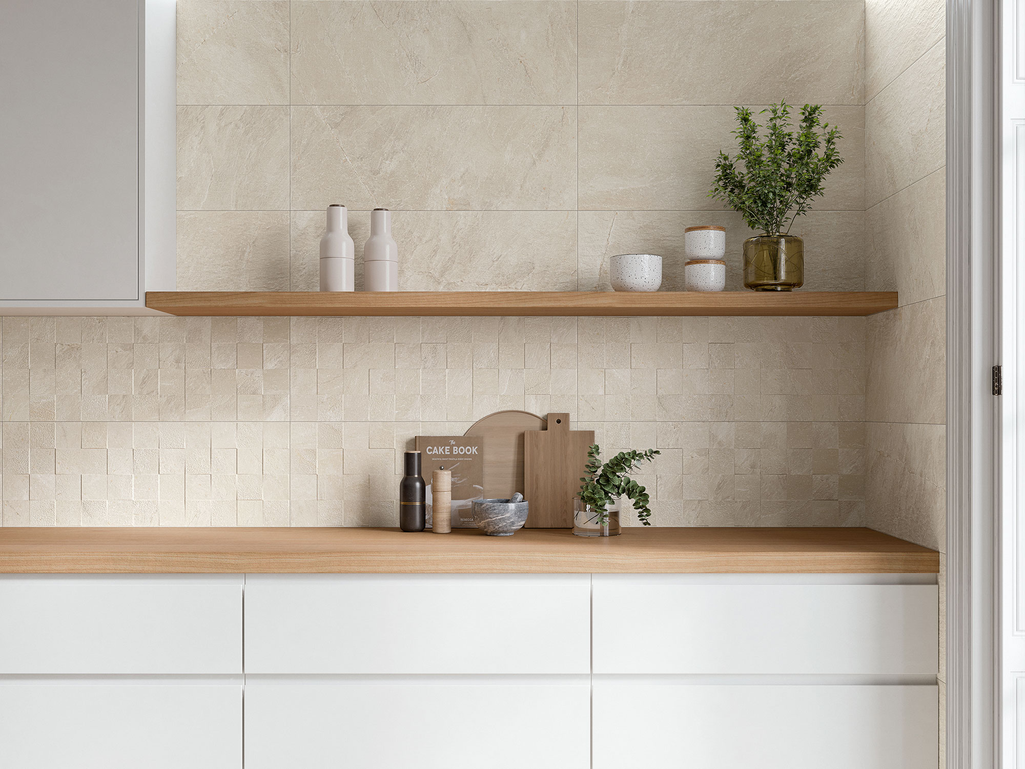Revestimiento cerámico beige tipo piedra en cocina con estantes y encimera de madera