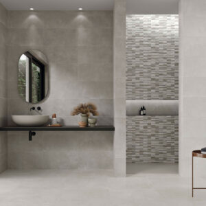 STN-ABM-ELEMENTI-GREY_PEARL-30X60 Baño de exposición con azulejos grises, panel mosaico, lavabo sobre encimera y ventanal