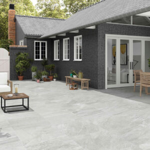 STN-AMB-2-ICARIA-BL-60x60-CMYK Patio exterior con pavimento cerámico gris claro, muebles de madera y plantas