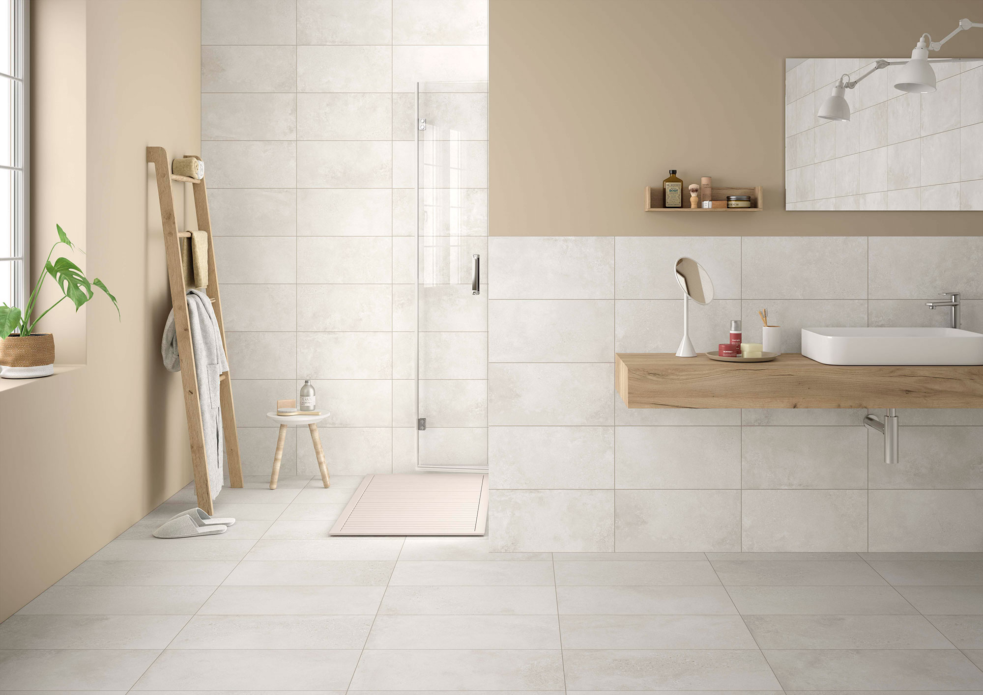 Baño de muestra con pavimento y revestimiento cerámicos claros, mueble flotante de madera