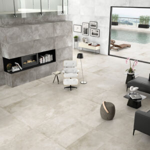 Interior moderno: grandes baldosas cerámicas beige, pared de gres gris y terraza con piscina