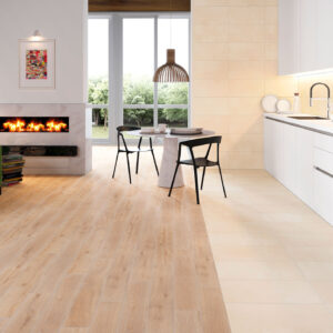 Tienda con suelo mixto: lamas imitación madera y baldosa cerámica beige