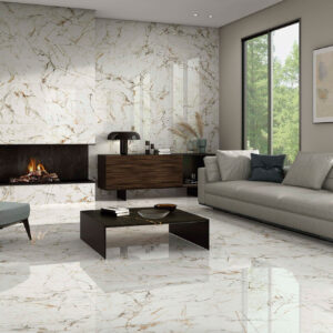 Salón moderno con suelos y paredes de azulejos cerámicos efecto mármol y chimenea encendida.