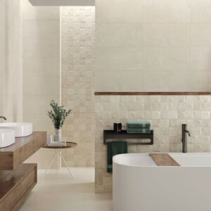STN-AMB-BELLEVUE-IVORY-30X60 Baño moderno con azulejos cerámicos beige, panel texturizado, encimera de madera y bañera exenta.