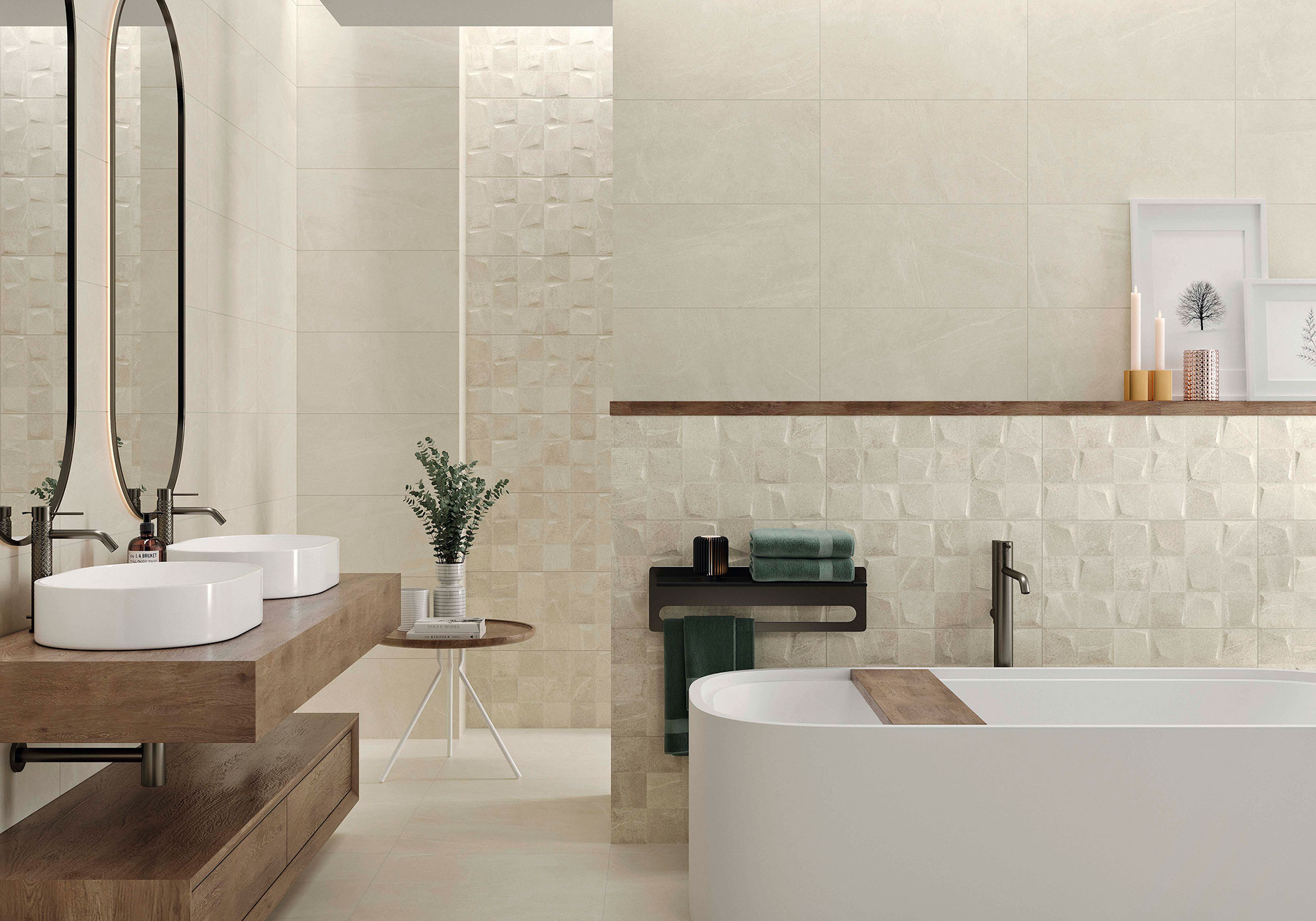 STN-AMB-BELLEVUE-IVORY-30X60 Baño moderno con azulejos cerámicos beige, panel texturizado, encimera de madera y bañera exenta.