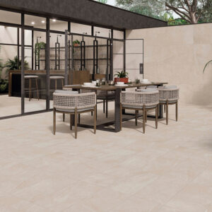 STN-AMB-BELLEVUE-IVORY-30X60_60X120 Terraza con pavimento y revestimiento cerámico beige, mesa comedor y sillas trenzadas