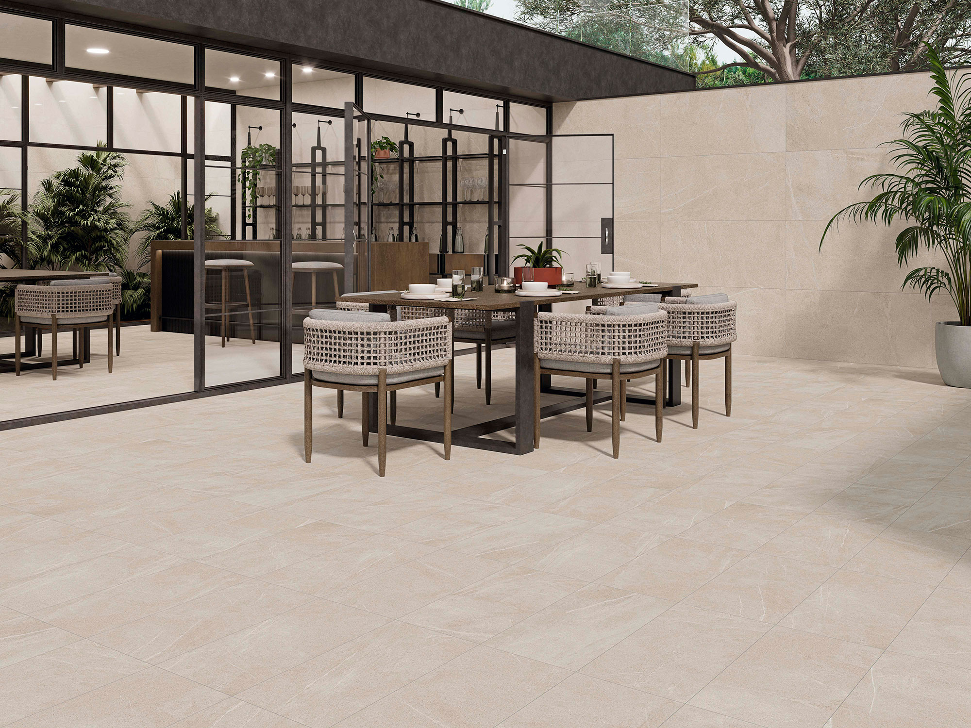 STN-AMB-BELLEVUE-IVORY-30X60_60X120 Terraza con pavimento y revestimiento cerámico beige, mesa comedor y sillas trenzadas