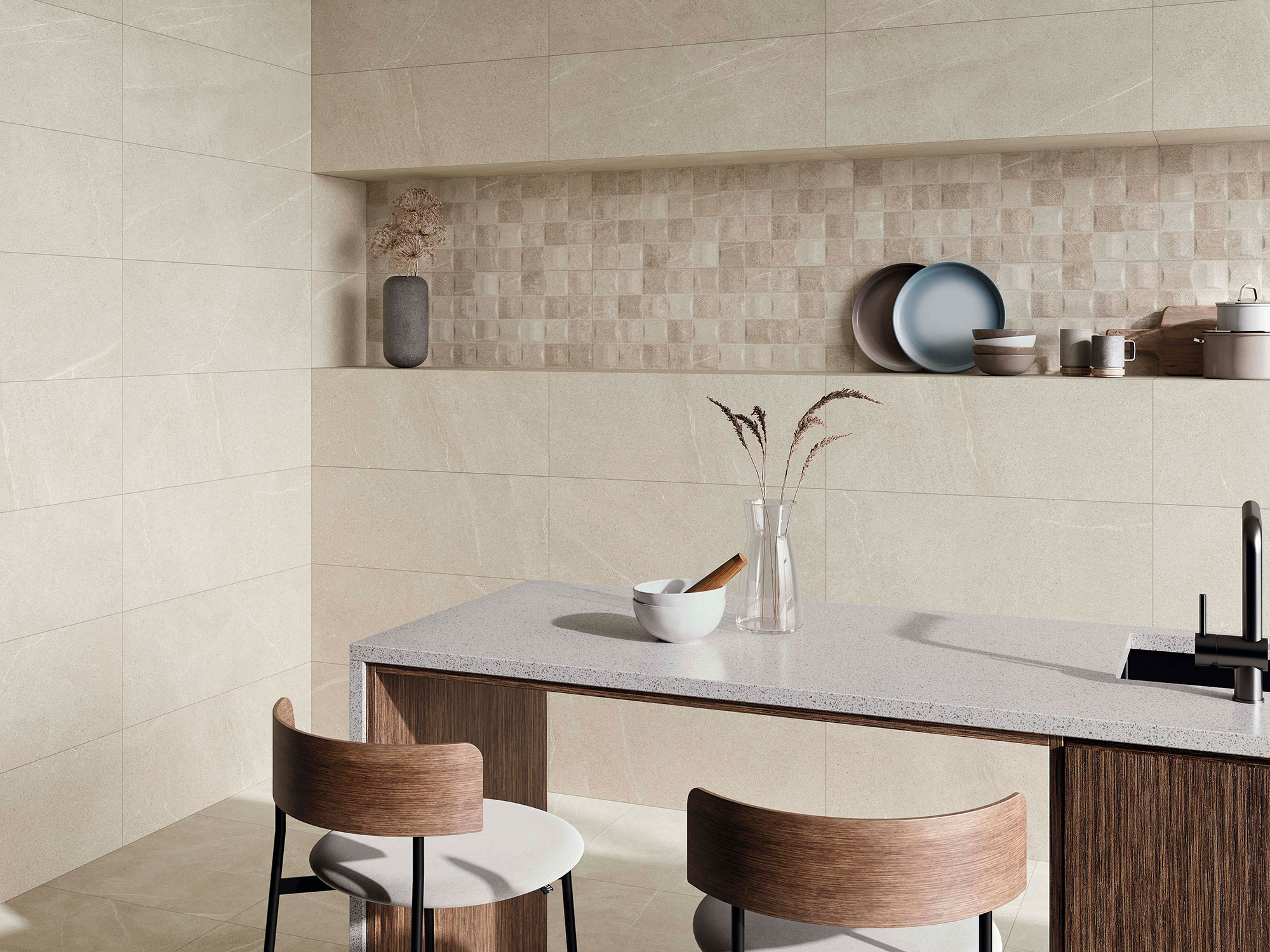 STN-AMB-BELLEVUE-IVORY-33,3x90 Showroom de azulejos: pared beige con friso texturado, encimera y taburetes