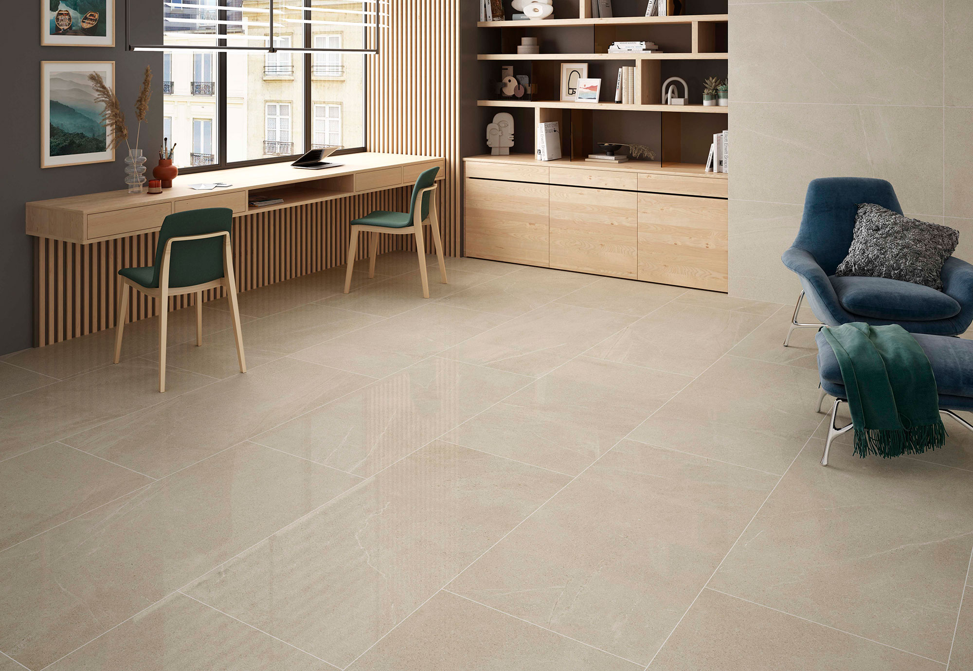 STN-AMB-BELLEVUE-IVORY-PULIDO-60X120 Showroom de azulejos con suelo cerámico beige efecto piedra y mobiliario contemporáneo