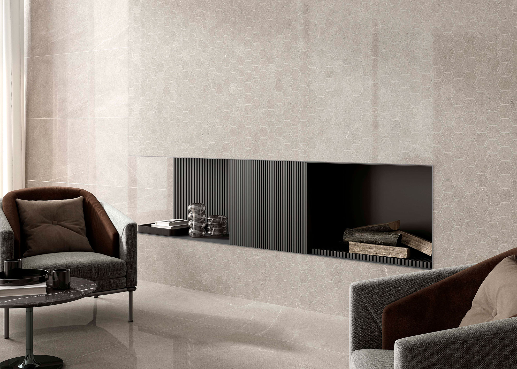 STN-AMB-BELLEVUE-MALLA-GREY-PULIDO Sala moderna con revestimiento cerámico hexagonal beige, chimenea empotrada y butacas.