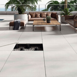 STN-AMB-BELLEVUE-WHITE-60X90X20MM Terraza con gran formato porcelánico sobre pedestales, losa levantada que muestra sistema