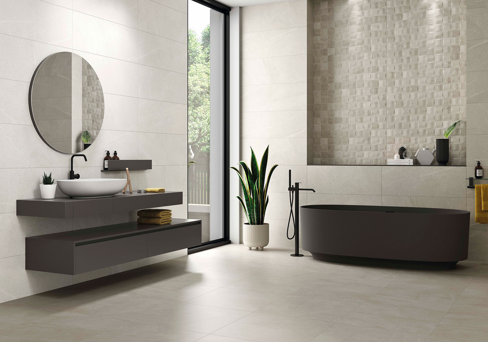 STN-AMB-BELLEVUE-WHITE_GREY-33,3X90+GREY-60X60 Baño moderno con azulejos crema, bañera negra y lavabo flotante