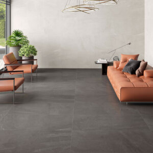 STN-AMB-BELLUEVE-WHITE-GRAPHITE-60X120 Pavimento cerámico oscuro, revestimiento mural claro, salón moderno con sofá y ventanales