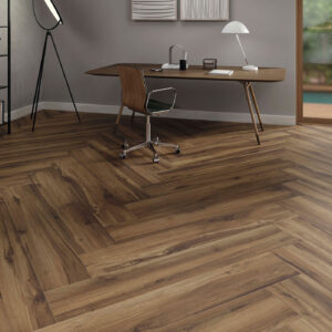 Oficina con pavimento cerámico efecto madera en espiga