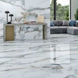 STN-AMB-CAMILE-BLUE-60X120-PULIDO Pavimento y revestimiento cerámico efecto mármol en salón moderno con sofá gris y consola