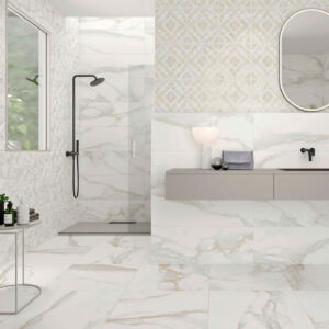 STN-AMB-CAMILE-GOLD-33,3X90 Baño con azulejos porcelánicos efecto mármol, friso decorativo, ducha y mueble flotante