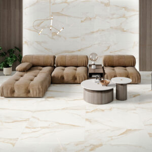 STN-AMB-CAMILE-GOLD-PULIDO-60X120_120X120 Salón con grandes baldosas cerámicas efecto mármol blanco y sofá modular beige.