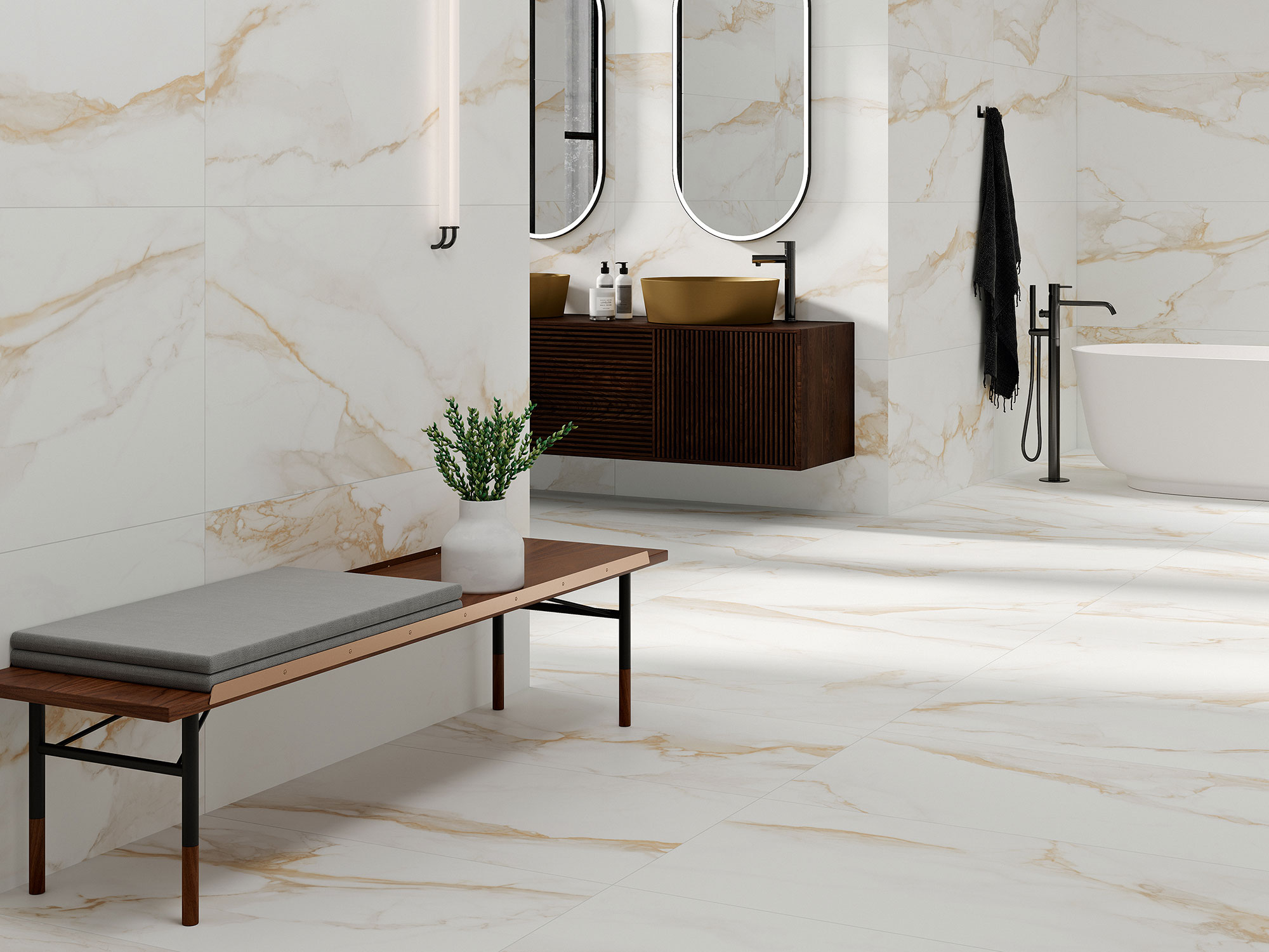 STN-AMB-CAMILE-GOLD-SATINADO-60X120 Baño con azulejos grandes efecto mármol blanco y vetas doradas, lavabo y bañera.