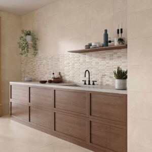 STN-AMB-ELEMENTI-BEIGE-30X60 Muestra de azulejos cerámicos beige, friso texturado, suelo a juego y muebles bajos de madera.