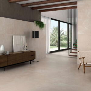 STN-AMB-ELEMENTI-BEIGE-75x150+120x120 Interior moderno con pavimento y revestimiento cerámico beige, chimenea y muebles de madera