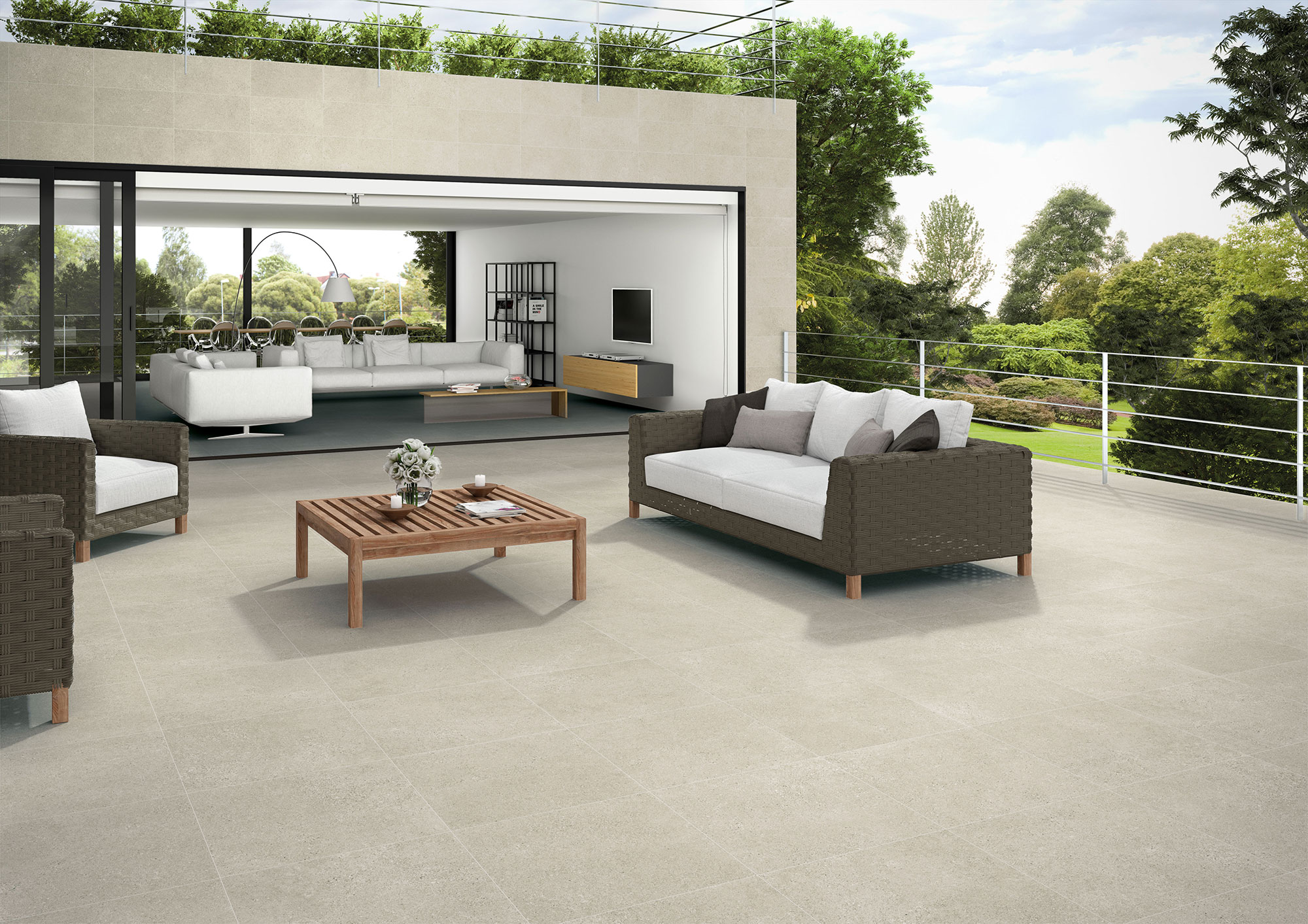 STN-AMB-HOMESTONE-ARGENT-2OUT-60X60-30X60-(SIMULADO) Terraza con pavimento cerámico gris claro, sofás de mimbre y mesa baja de madera