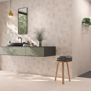 STN-AMB-HOMESTONE-SAND-33X90 Baño moderno con azulejos crema, lavabo flotante, espejo vertical y ducha abierta