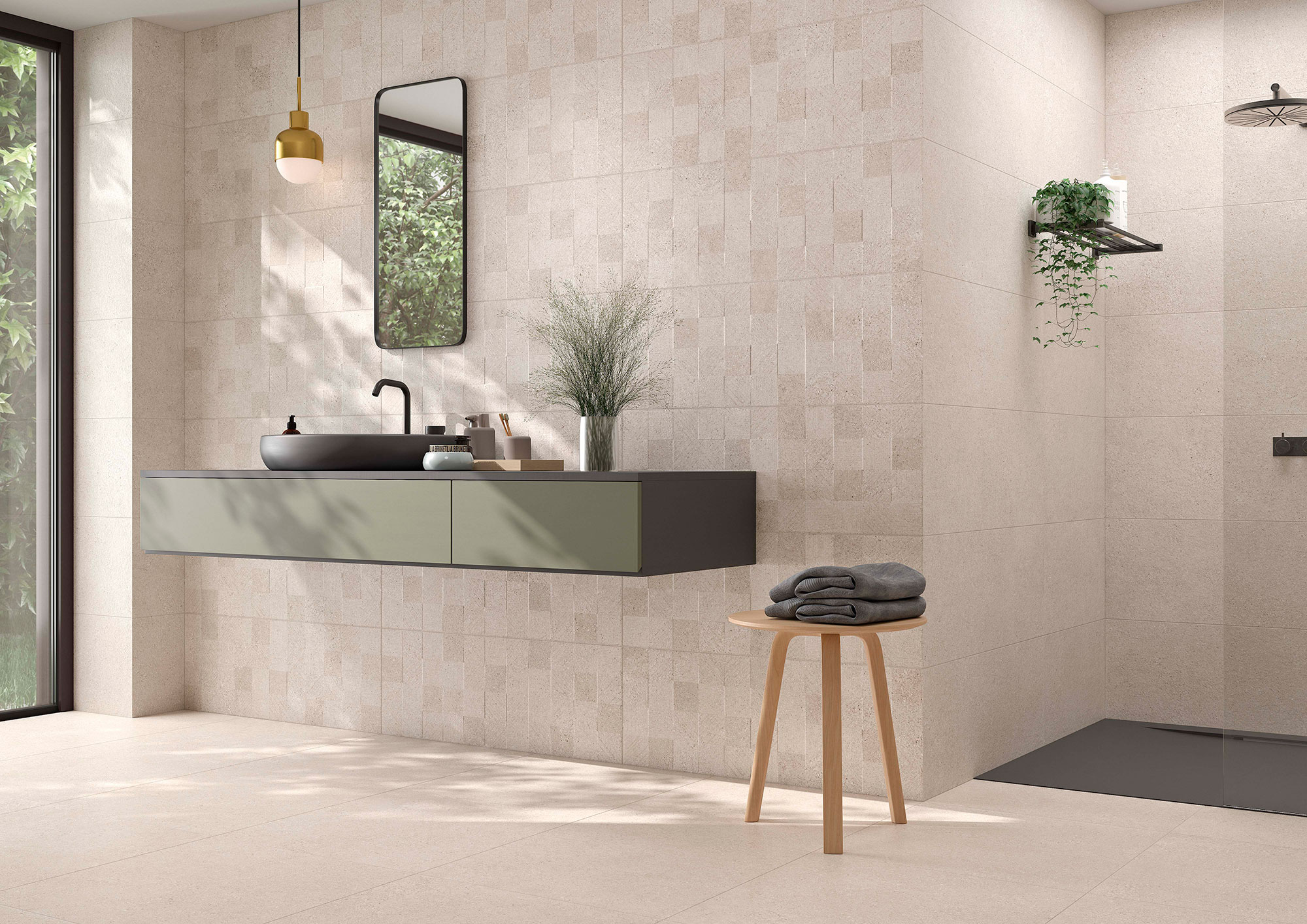 STN-AMB-HOMESTONE-SAND-33X90 Baño moderno con azulejos crema, lavabo flotante, espejo vertical y ducha abierta