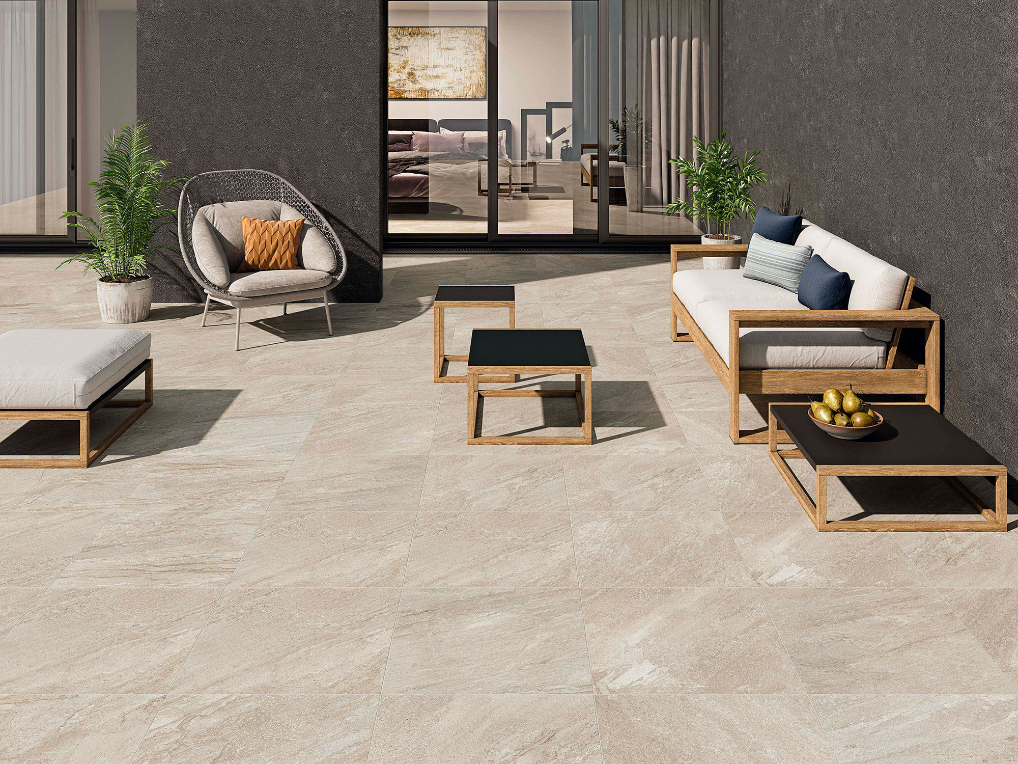 STN-AMB-ICARIA-BEIGE-60X60-ESPESORADO Terraza con pavimento cerámico beige efecto piedra, mobiliario de madera y plantas