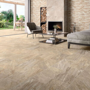 STN-AMB-ICARIA-INOUT-OCRE_BEIGE-30X60 Salón con suelo cerámico efecto piedra beige, pared decorativa, chimenea y ventanal al jardín