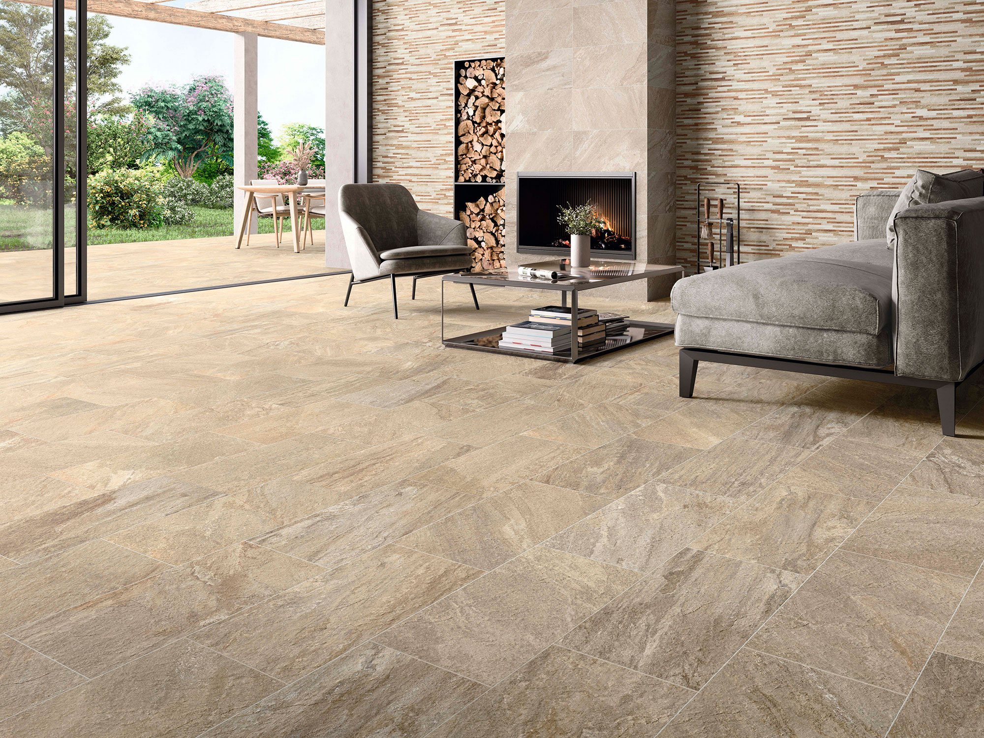 STN-AMB-ICARIA-INOUT-OCRE_BEIGE-30X60 Salón con suelo cerámico efecto piedra beige, pared decorativa, chimenea y ventanal al jardín