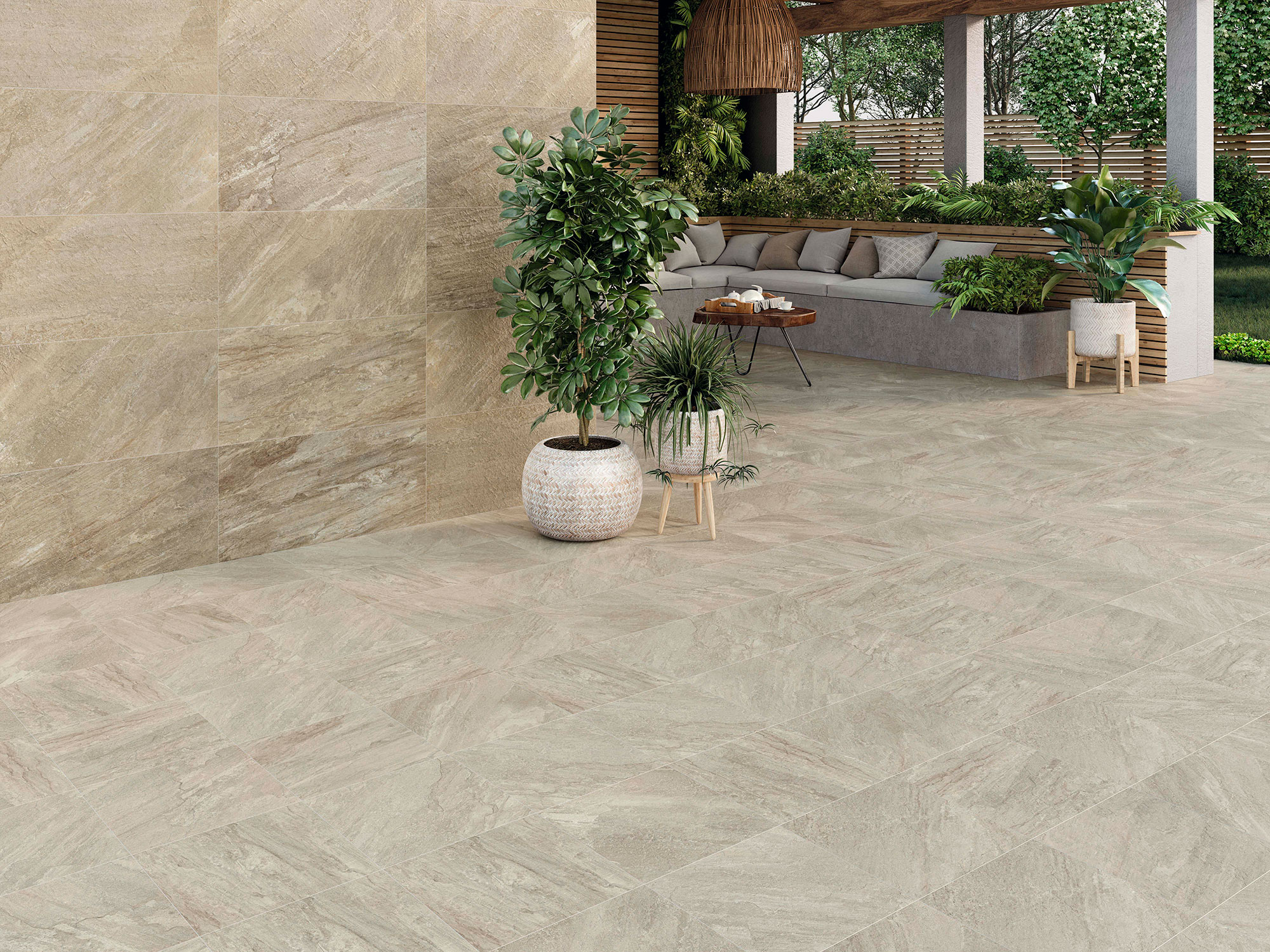 STN-AMB-ICARIA-OCRE-37X75+-ICARIA-BEIGE-33X33 Porche con pavimento y revestimiento cerámico efecto piedra, sofá y plantas