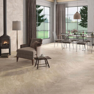 STN-AMB-ICARIA-OCRE-60x120+ICARIA-BEIGE-37x75 Sala comedor con suelos y paredes cerámicas beige, chimenea, sillón y mesa