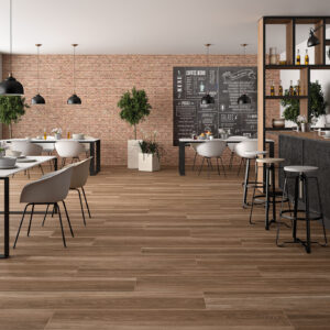 Interior de tienda con pavimento cerámico efecto madera, pared de ladrillo y mobiliario moderno