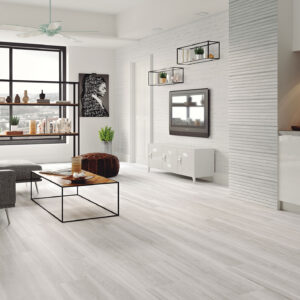 Espacio de tienda con pavimento cerámico imitación madera clara, pared texturada y salón moderno