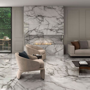 Sala moderna con suelos y pared de porcelánico efecto mármol, chimenea y muebles neutros