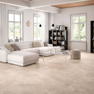 STN-AMB-ROCKSTONE-BEIGE-60x120-RGB Salón de exposición con sofá blanco y pavimento cerámico formato grande beige
