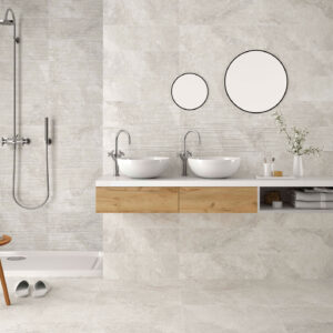 STN-AMB-ROCKSTONE-PEARL-20x60+-30x60 Baño moderno con pavimento y revestimiento cerámico gris claro, doble lavabo y ducha