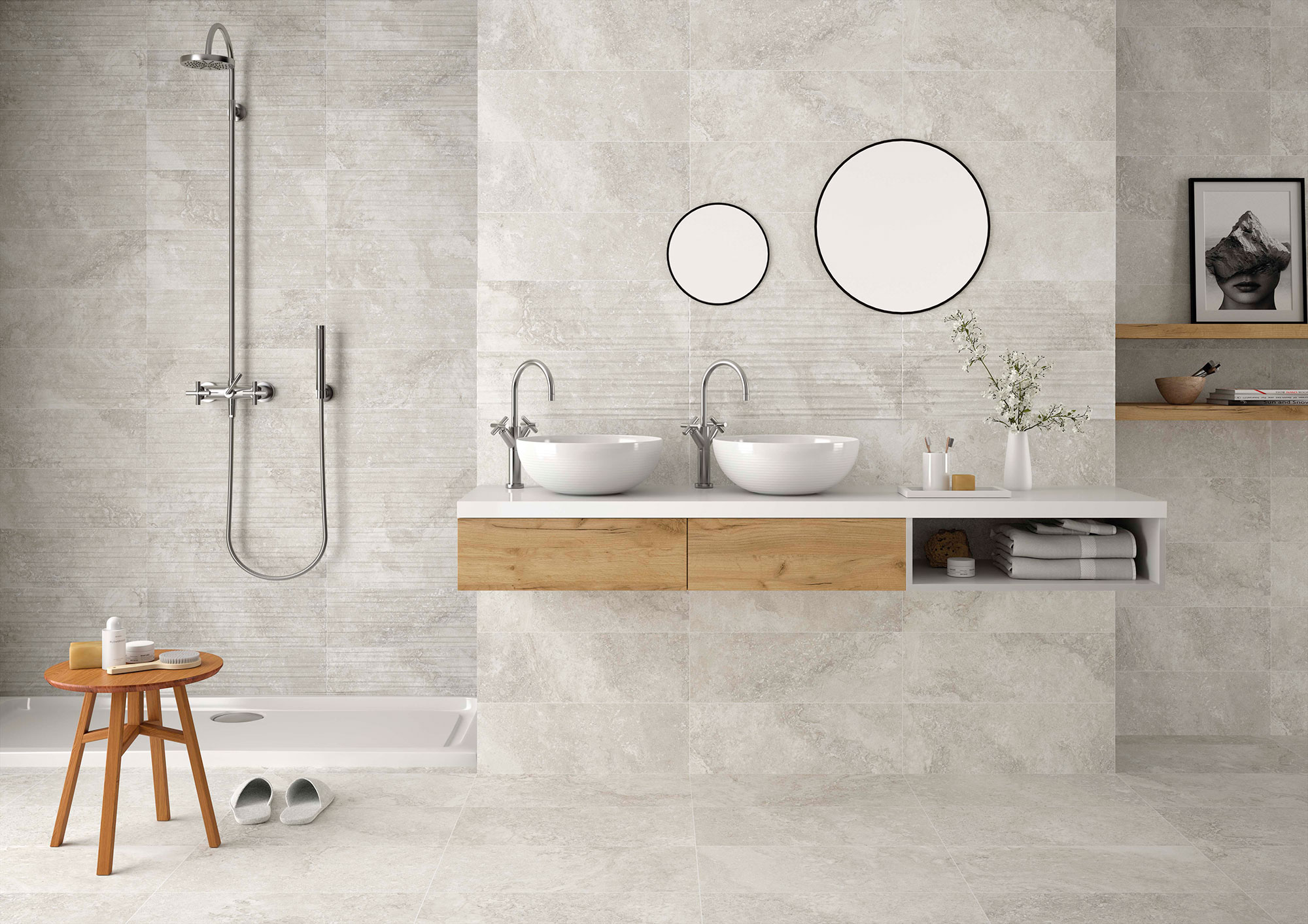 STN-AMB-ROCKSTONE-PEARL-20x60+-30x60 Baño moderno con pavimento y revestimiento cerámico gris claro, doble lavabo y ducha