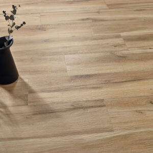 Suelo cerámico efecto madera roble claro en lama, con jarra negra y cesta decorativa