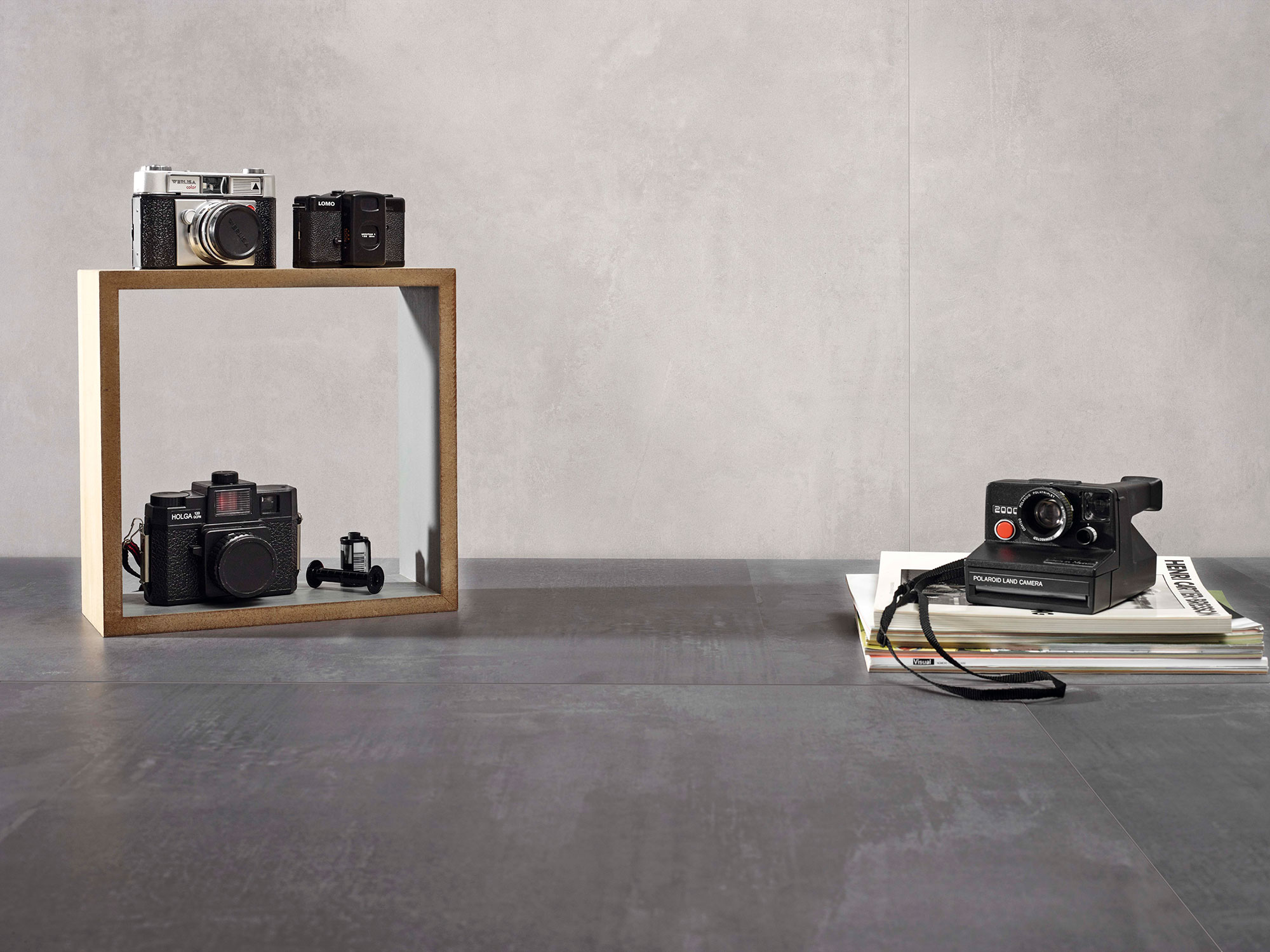 STN-DETALLE-ELEMENTI-GREY-GRAFITO-60X120 Pavimento y pared cerámica gris con vitrina cúbica y cámaras vintage