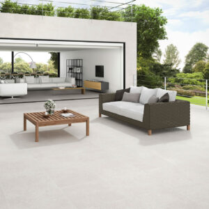 STN-HOMESTONE-RESTIYLING-REC-6000-CMYK Terraza con salón abierto, pavimento cerámico claro, mobiliario exterior