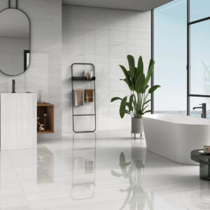 STN_-AMB-FORTUNE-PEARL-60x120-PUL Baño de exposición con azulejos grandes gris claro, bañera exenta y mueble de madera