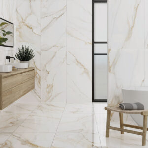 Baño de exhibición con grandes azulejos efecto mármol, lavabo doble flotante y bañera.