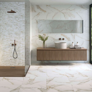 Baño con revestimiento cerámico efecto mármol, ducha con panel texturizado y mueble flotante