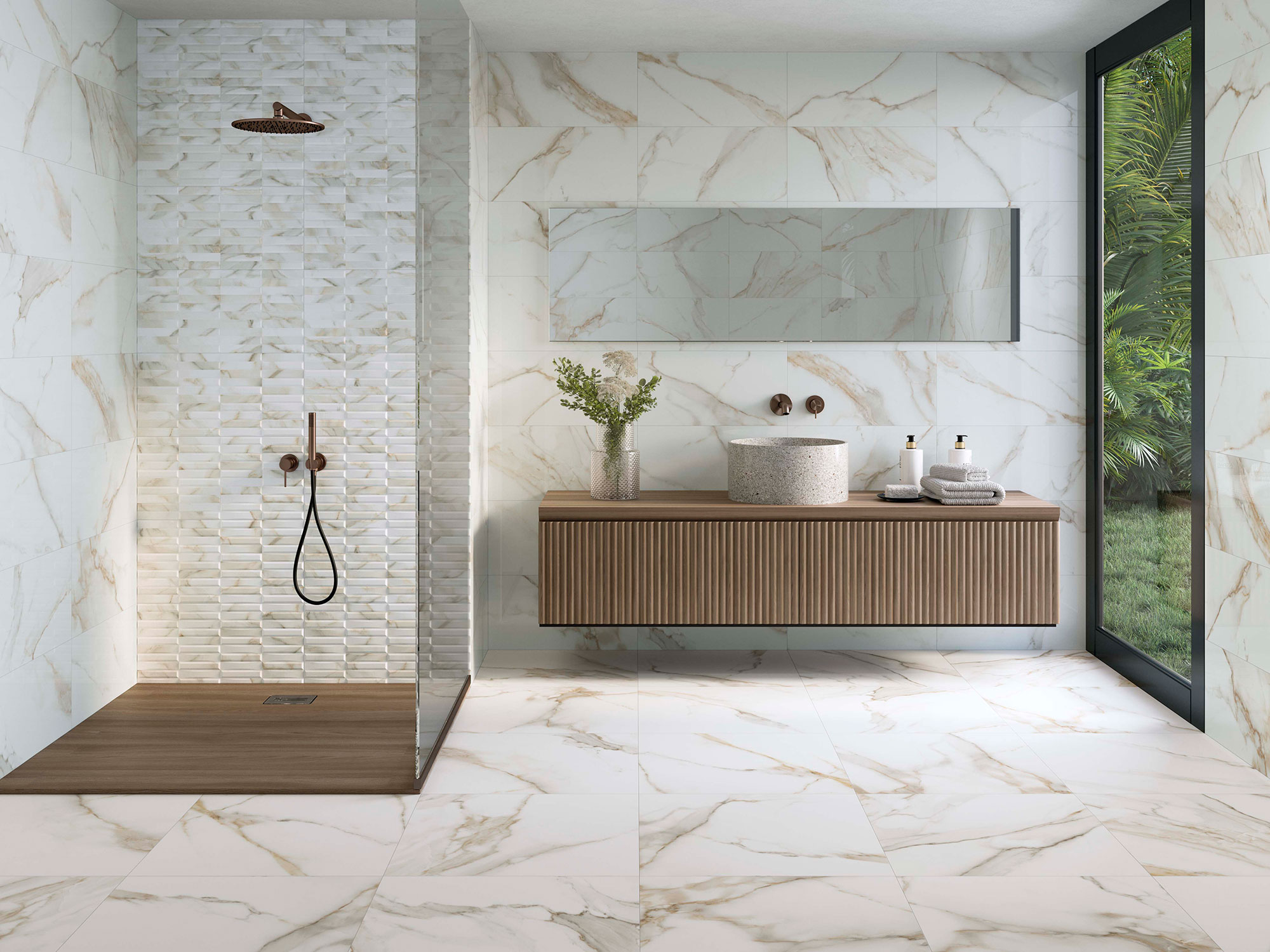 Baño con revestimiento cerámico efecto mármol, ducha con panel texturizado y mueble flotante