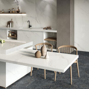 Tienda con cocina exposición: encimeras y revestimiento blanco efecto mármol y suelo cerámico oscuro