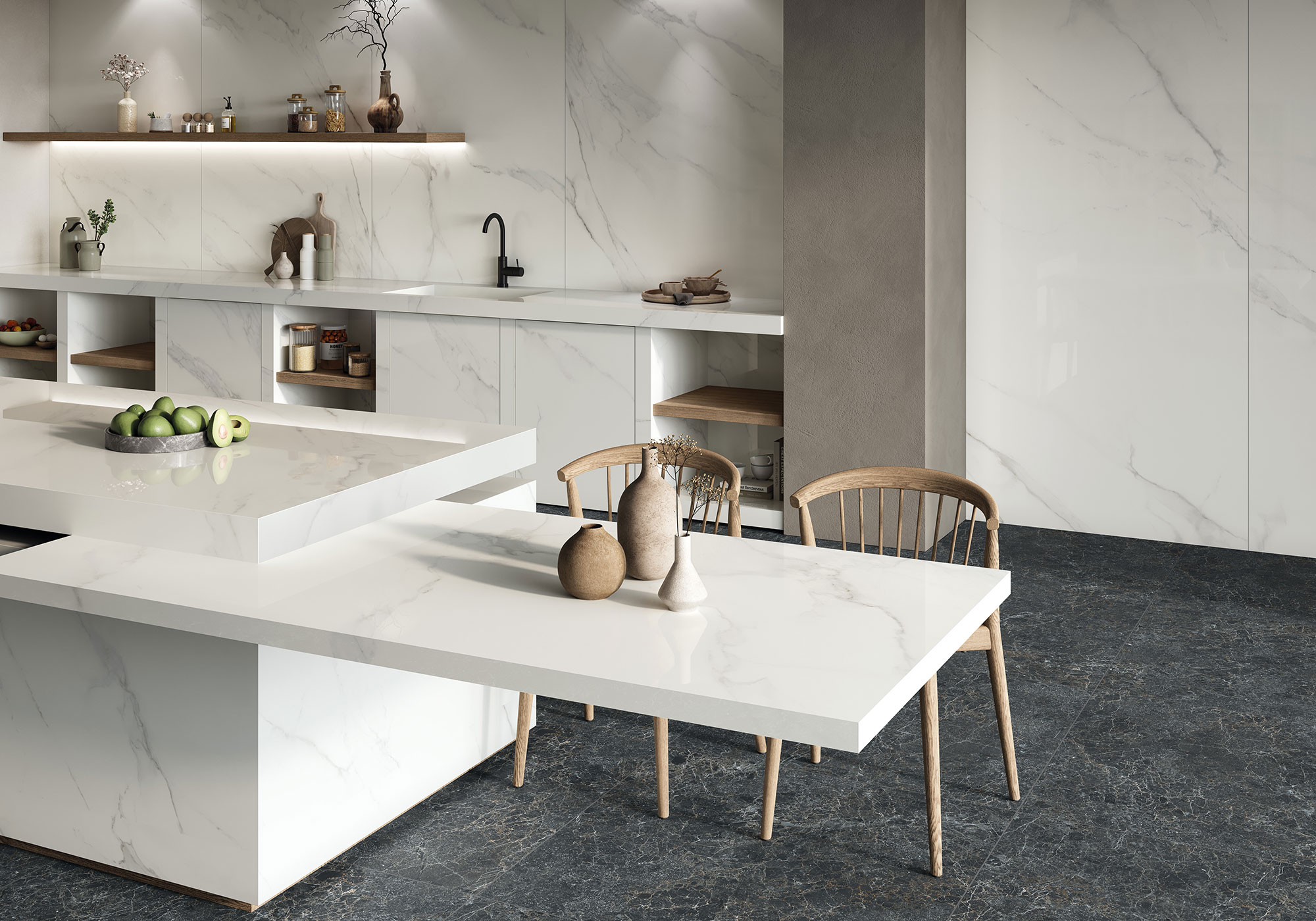 Tienda con cocina exposición: encimeras y revestimiento blanco efecto mármol y suelo cerámico oscuro