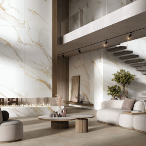 Showroom de cerámica con grandes paneles efecto mármol, sofá curvo y escaleras flotantes