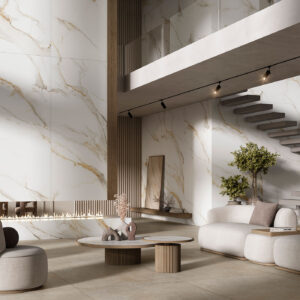 Sala de exposición con paneles cerámicos efecto mármol, suelo porcelánico y mobiliario minimalista